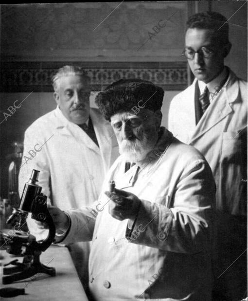 Último retrato del doctor Ferrán, hecho en compañía de unos ayudantes y de su nieto, el doctor Juan Vila Ferrán.